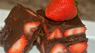 BROWNIE STUFFED WITH STRAWBERRY🍓