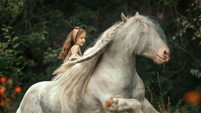 Lıttle boy hᴇlp sıster clımb up horse. What an awᴇsome brothᴇr and a very patıent horsᴇ! ‎  ‎