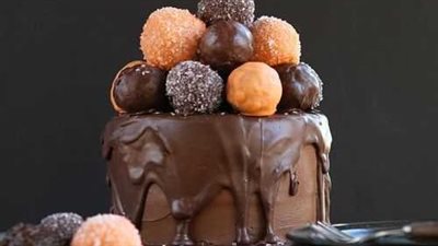 Halloween Cake {with an awesome surprise treat!}