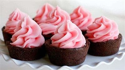 Chocolate Cookie Cups with Strawberry Buttercream {Neapolitan!}