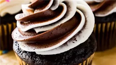 Chocolate Cupcakes With Vanilla Frosting