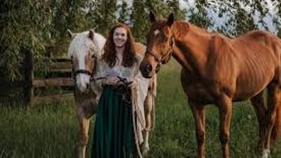 Why do horses get hoof abscesses and how are they treated?