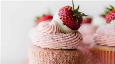 White Chocolate Strawberry Cupcakes