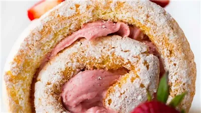 Strawberries ‘n’ Cream Cake Roll