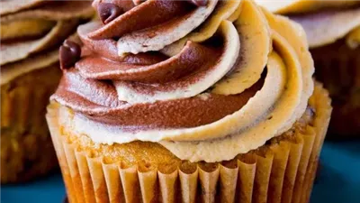 Banana Cupcakes with Chocolate Peanut Butter Frosting