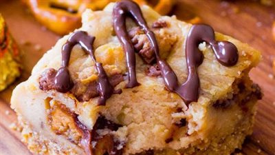 Peanut Butter Cup Pretzel Cheesecake Bars