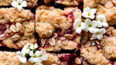 Strawberry Rhubarb Crumb Bars