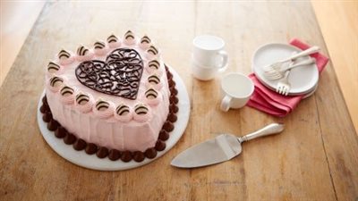 HUGS KISSES Valentines Cake
