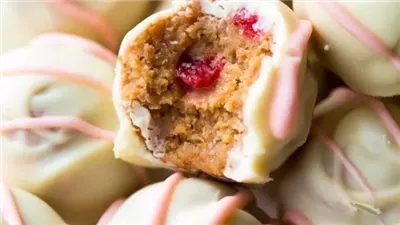 5 Ingredient Strawberry Cheesecake Truffles