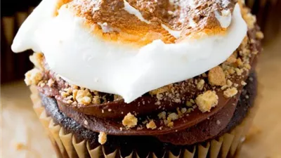 Marshmallow-Filled S’mores Cupcakes