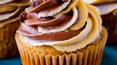 Banana Cupcakes with Chocolate Peanut Butter Frosting