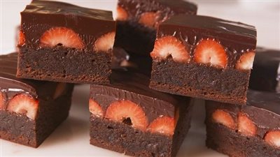 Wet chocolate cake filled with strawberries and💃💃🍓 condensed milk